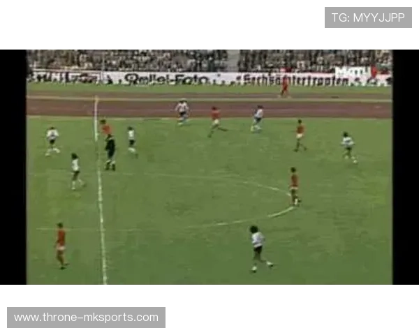 贝肯鲍尔传奇生涯再掀热议:足球精神如何重塑现代体育影响力 贝肯鲍尔传奇生涯再掀热议:足球精神如何重塑现代体育影响力